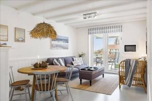 salon ze stołem i kanapą w obiekcie Holiday Apartment With Ocean View w mieście Hals