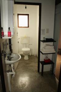 y baño con aseo blanco y lavamanos. en The Residence at Villa Wiese en Swakopmund