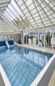 赫徹漢的住宿－Budget 3 Bedroom Caravan with Decking at Heacham，一个带玻璃天花板的大型游泳池