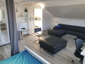 a living room with a couch and a table at Eiland-Apartment in Springe