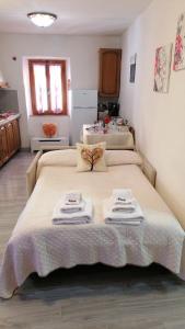 um quarto com 3 camas com toalhas em La Casetta di Mimmi em Castel Viscardo