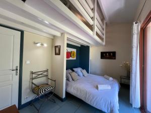 ein Schlafzimmer mit einem Bett in der Ecke eines Zimmers in der Unterkunft Petite Toscane Villa close to Aix en Provence in Ventabren