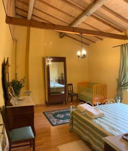 una camera con letto, cassettiera e specchio di Barco Mediceo B&B In Toscana a Carmignano