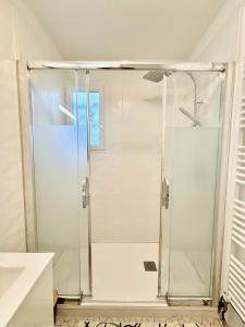una doccia con una porta in vetro in un bagno di Villa ÉOLE - À 200 mètres de la plage a Bray-Dunes Altre 33 foto