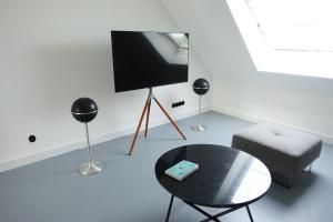 デュッセルドルフにあるDUS-Loftのリビングルーム(テレビ、テーブル、椅子付)