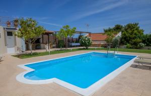 einen Pool in einem Hof mit einem Haus in der Unterkunft Artemis Riviera in Artemida