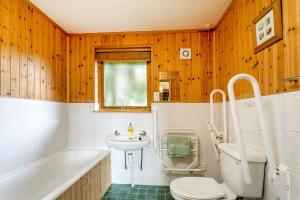 Vannituba majutusasutuses Holly Lodge sleeps 6-10 wheelchair access +28 fotot