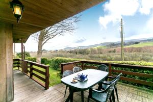 Rõdu või terrass majutusasutuses Holly Lodge sleeps 6-10 wheelchair access