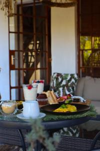 een tafel met een bord eten erop bij Quaint Cottage in Graskop
