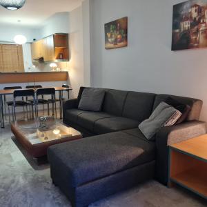 ein Wohnzimmer mit einem Sofa und einem Tisch in der Unterkunft Megusta Apartments selianitika in Selianitika