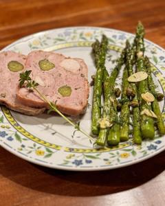 コヴァチェヴィカにあるLavanda Restaurant with Roomsの肉一皿