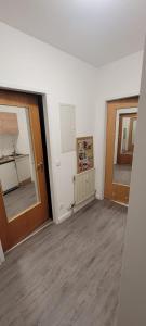 um quarto vazio com uma porta e um piso de madeira em Molkerei em Marburgo