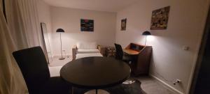 uma pequena sala de estar com mesa e cadeiras em Molkerei em Marburgo