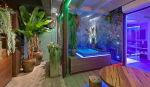 Cette chambre dispose d'une baignoire avec des plantes en pot. dans l'établissement Hotel Locanda Al Piave ***S, à San Donà di Piave