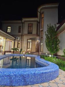 ein Schwimmbad vor einem Haus in der Nacht in der Unterkunft NL hotel in Yakkasaray