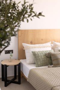 een slaapkamer met een bed en een bijzettafel bij Panorama Suites in Kastraki Naxou