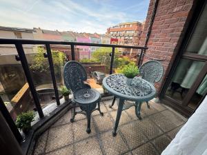 a balcony with a table and chairs on a balcony at Amazing Earls Court 2 bed Flat with Balcony in London