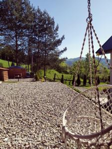 huśtawka liny na żwirowym dziedzińcu z drzewami w obiekcie Domek Sielski Zakątek Pieniny w mieście Szczawnica