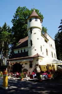 un edificio con un faro encima en Rezidence Zámeček - Boutique Hotel en Františkovy Lázně