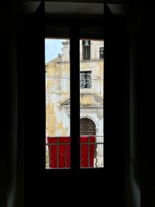 una ventana con vistas a un edificio en Sicily O'Clock Room, en Lentini