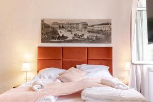 a bed in a bedroom with a painting on the wall at Friendly 2BR Apt- Near U6 Station am Schöpfwerk in Vienna