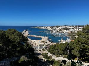 - Vistas al puerto desde una colina en Geko house, en Marina di Leuca