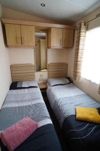 Voodi või voodid majutusasutuse modern 3 bedroom 2 bathroom caravan with decking toas
