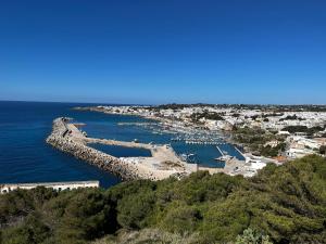 vistas a un puerto con barcos en el agua en Geko house, en Marina di Leuca