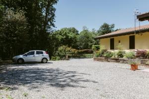 A garden outside LA CASETTA Malpensa Guesthouse