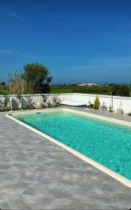 einen Pool mit blauem Wasser im Hof in der Unterkunft Villa Panorama sulle Egadi in Parrinello 