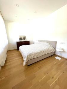 1 dormitorio con 1 cama y suelo de madera en The best apartment in Trakai! Retreat! Rejuvenate! Rent with Ease!, en Trakai