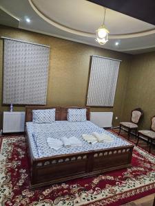 ein Schlafzimmer mit einem Bett mit zwei Kissen darauf in der Unterkunft NL hotel in Yakkasaray