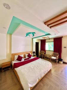 a bedroom with a large bed with a dolphin on the ceiling at Hotel Travel Lodge in Skardu