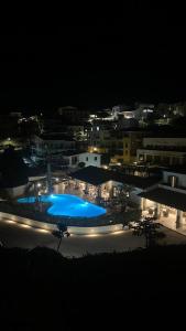 - Vistas a la piscina por la noche con luces en Hotel Corallaro, en Santa Teresa Gallura