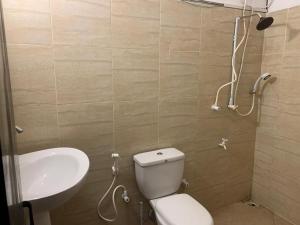 un bagno con un water e un lavandino di Kandy Siebel Bungalow a Kandy