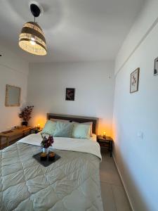 Un dormitorio con una cama grande con flores. en Anemar Lefkada, en Drymon