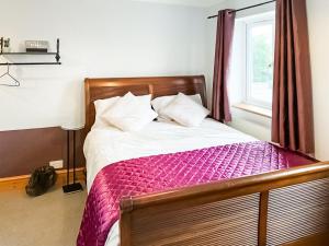 Uma cama ou camas num quarto em Mallard Cottage