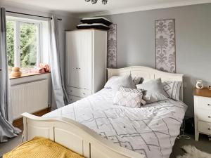 Uma cama ou camas num quarto em Mallard Cottage