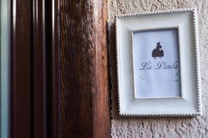 a picture of a turkey in a frame on a wall at Casa Rural Bellamonte in Belmonte