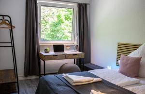 A bed or beds in a room at Moderne Wohnung, nahe zur U-Bahn