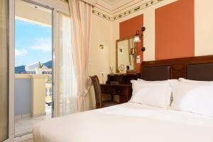 En eller flere senger på et rom på Enavlion Hotel