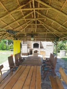 Eine Gruppe von Stühlen unter einem Holzpavillon in der Unterkunft Mirella33 in Palić