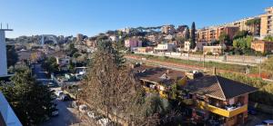 une vue aérienne sur une ville avec des bâtiments dans l'établissement Casa Stazione Magliana, à Rome