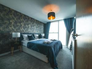Кровать или кровати в номере The Safari Suite Luxury Apartment Milton Keynes