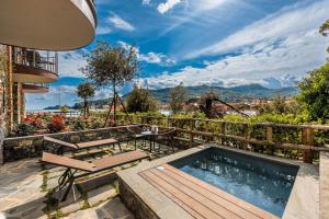 un patio trasero con piscina, mesa y sillas en Hotel Continental, en Santa Margherita Ligure