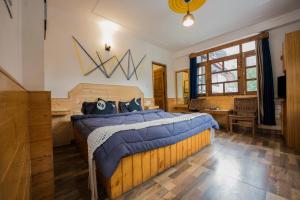 Rúm í herbergi á Hippie Panda Hostel