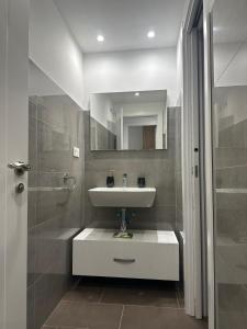 un baño con lavabo y espejo en Coello31 - Apartamento céntrico y tranquilo, con piscina y parking, en Jaén