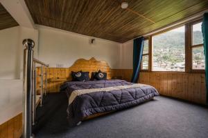 Rúm í herbergi á Hippie Panda Hostel