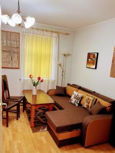 sala de estar con sofá y mesa en Līvijas apartamenti, en Kuldīga