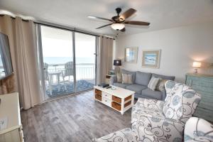 uma sala de estar com um sofá e uma ventoinha de tecto em 0804 Waters Edge Resort condo em Myrtle Beach